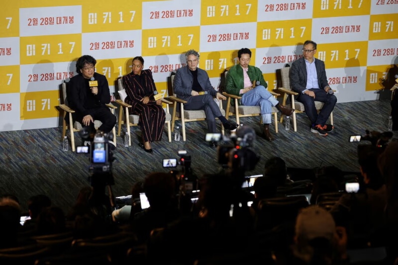 韓國導演奉俊昊（左1）20日在首爾為新作品「米奇17號」舉行記者會。（路透社）