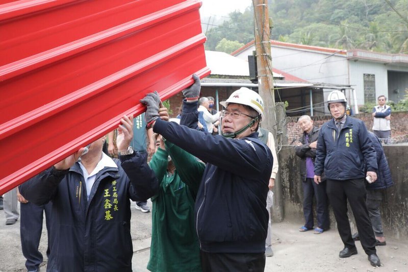 台南市長黃偉哲（前中）20日視察楠西區災損房屋修繕情形，他表示，市府公務預算難以全面照顧所有災民，社會各界支援格外重要。（台南市政府提供）中央社記者張榮祥台南傳真  114年2月20日