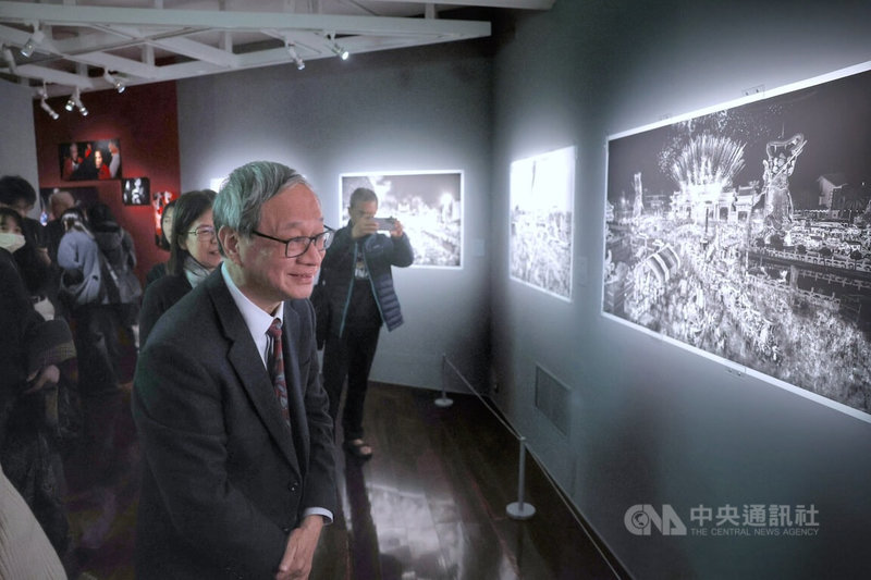 國家攝影文化中心台北館20日起推出攝影展「諸神與眾生：眾生」，文化部長李遠（前）出席開幕活動並欣賞展出作品。中央社記者王飛華攝  114年2月20日