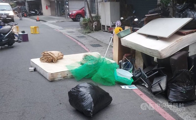 新北市王姓女子18日下午騎機車載著女兒行經蘆洲區民族路巷弄時，路旁堆置的廢棄床墊疑被風吹倒，突然間就往王女機車方向壓下，造成她摔車受傷，所幸就醫後並無大礙。（翻攝照片）中央社記者王鴻國傳真  114年2月20日