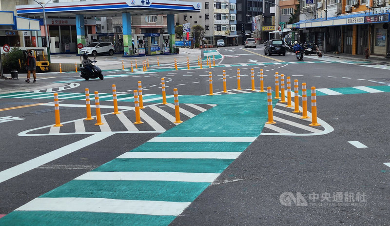 澎湖縣馬公市民福路和海埔路路口被列為危險路口，縣府完成劃設槽化線與標線型人行道，明確規範路口人車動線，提升交通安全。中央社  114年2月20日