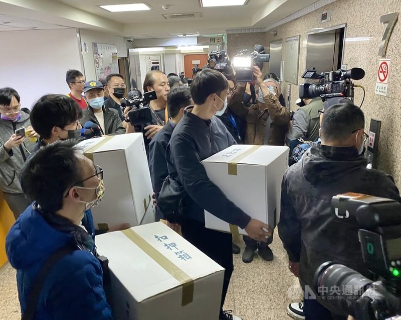 民進黨立委林岱樺國會辦公室20日遭搜索,檢調人員帶走4箱證物。中央社記者王揚宇攝 114年2月20日