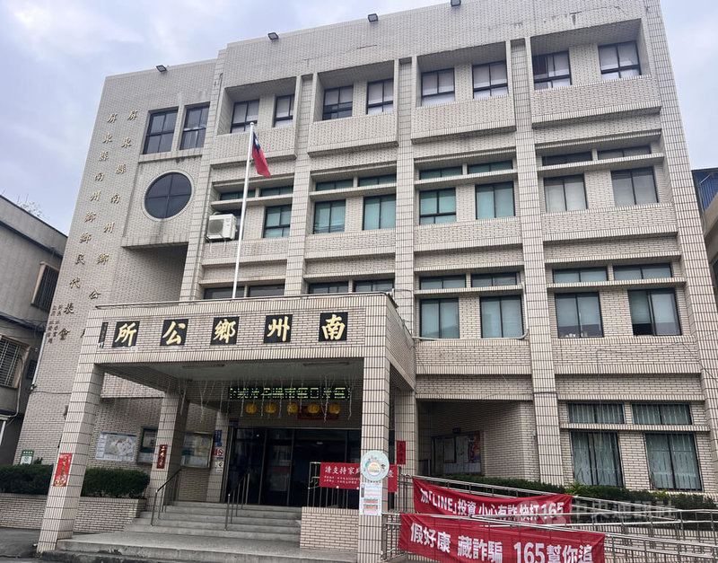 屏東縣南州鄉2名鄉民代表被民眾分別依刪減公所預算、未審核預算及未利益迴避等提案罷免，兩案均成立，將於4月19日投票。中央社記者李卉婷攝  114年2月20日