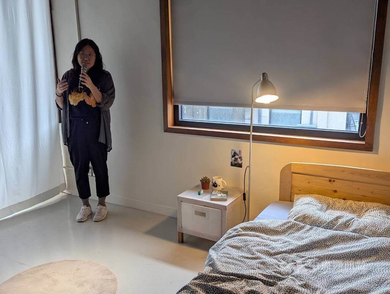 藝術家鄭亭亭(圖)透過多組生活場景,打造出單人體驗展「他們告訴我,這不是你的錯。而我告訴他們,一切都會沒事」,盼透過沉浸式互動展覽,讓觀眾理解數位性別暴力議題存在於日常之中。中央社記者王寶兒攝 114年2月21日