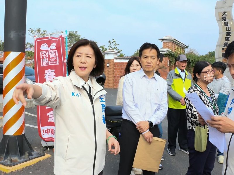 國民黨立委王育敏（左）向交通部爭取經費進行嘉義梅山鄉橫山屏段、中埔鄉隆興商圈電纜地下化，21日邀集相關單位等到現場會勘，期許電纜地下化增加行車安全。（王育敏提供）中央社記者蔡智明傳真  114年2月21日