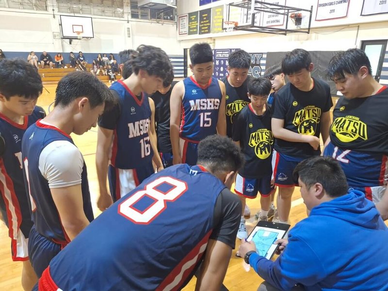 國立馬祖高級中學與連江縣立中正國民中小學籃球隊20日應邀前往台中,與馬禮遜美國學校的外籍生進行籃球友誼賽。圖為馬祖球員們聽取教練指示。(馬祖高中提供)中央社記者潘欣彤傳真 114年2月21日