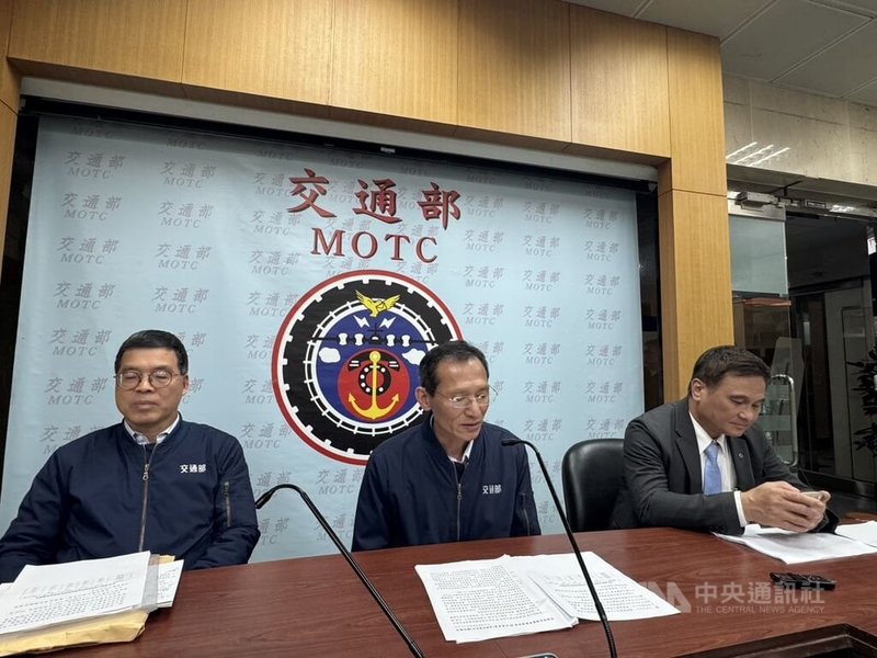 交通部公共運輸及監理司長林福山(中)21日指出,費率審議委員會通過台鐵提報的票價調整案,客運部分平均調幅約26.8%,預計下週將報交通部,最快2月底前送行政院核定。中央社記者余曉涵攝 114年2月21日