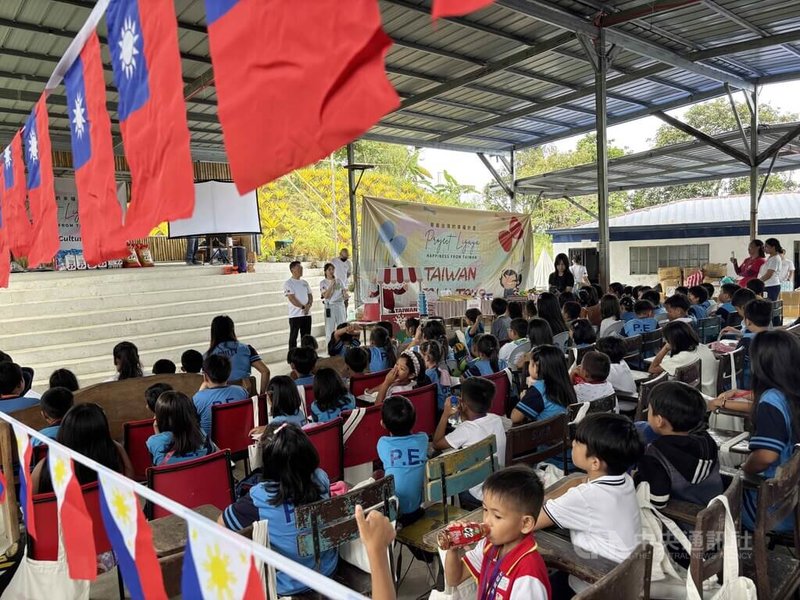 旅菲青年台商21日在馬尼拉以北山區舉辦「幸福計畫．台灣日」活動，百餘名當地偏鄉小學生透過童玩、零嘴與美食體驗台灣文化，留下快樂回憶。中央社記者林行健聖荷賽德爾蒙特市攝  114年2月21日