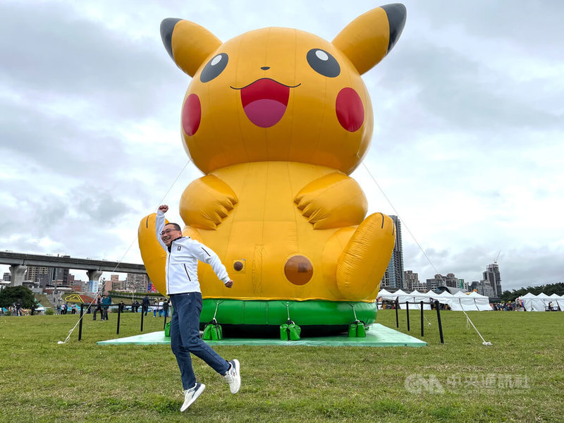 「Pokémon GO Tour：合眾地區」活動21日在新北大都會公園登場，現場有大型皮卡丘充氣裝置，市長侯友宜（前）開心玩起跳拍。中央社記者趙敏雅攝  114年2月21日