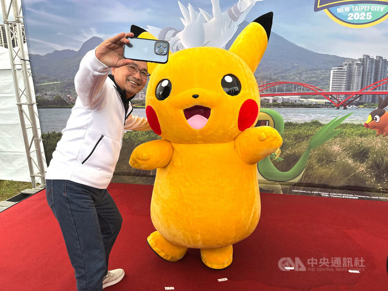 為期3天的「Pokémon GO Tour:合眾地區」活動21日在新北大都會公園登場,市長侯友宜(圖)致詞後,在台上與皮卡丘玩偶自拍。中央社記者趙敏雅攝 114年2月21日