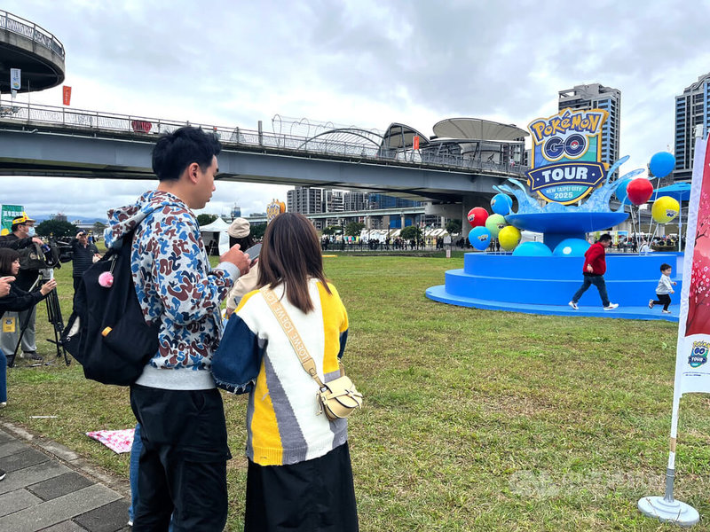 「Pokémon GO Tour:合眾地區-新北市」活動正式在大都會公園展開,主辦單位還規劃多處拍照打卡景點,21日吸引民眾前來拍照記錄。中央社記者趙敏雅攝 114年2月21日