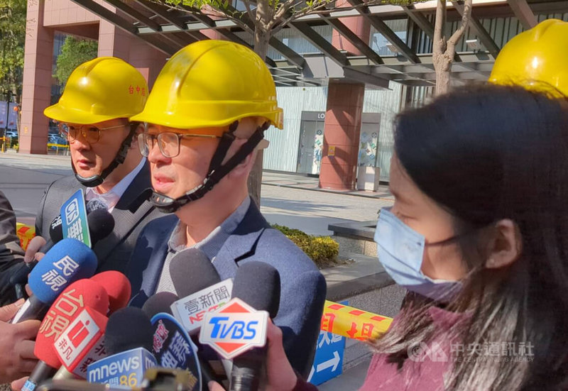 新光三越台中中港店氣爆後無限期停業,外傳將停業2年大整修。新光三越營業本部副本部長謝英明(中)21日受訪指出,絕不會這樣想,因為影響4000人工作權,但在完成安全措施前不會開放,盼能盡快完成搶修。中央社記者蘇木春攝 114年2月21日