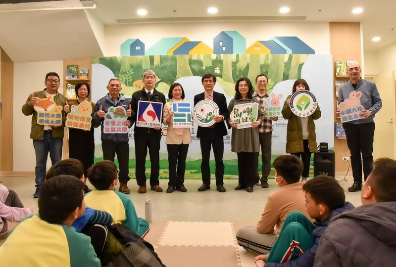 「島嶼關鍵字—水保防災起步走」巡迴特展21日起在台灣圖書館開幕，將持續展出至4月20日，與會來賓在開幕活動中合影留念。（國台圖提供）中央社記者黃旭昇新北市傳真  114年2月21日