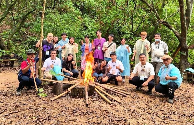 新北市原住民族行政局與教育局攜手培育族語師資、成立原住民族實驗學校,每年還舉辦族語育樂營及「原青移動學校」等,邀請大專學生回原鄉認識傳統祭儀、進行族群交流,也在日常生活中學習使用族語。(新北市原民局提供)中央社記者黃旭昇新北市傳真 114年2月21日