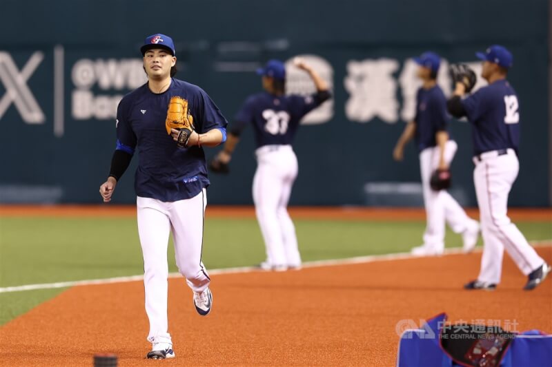 世界棒球經典賽資格賽（WBCQ）21日在台北大巨蛋開打，台灣陣中旅美23歲投手陳柏毓（前左）被設定為先發人選，自評調整狀況不錯。中央社記者王騰毅攝 114年2月21日