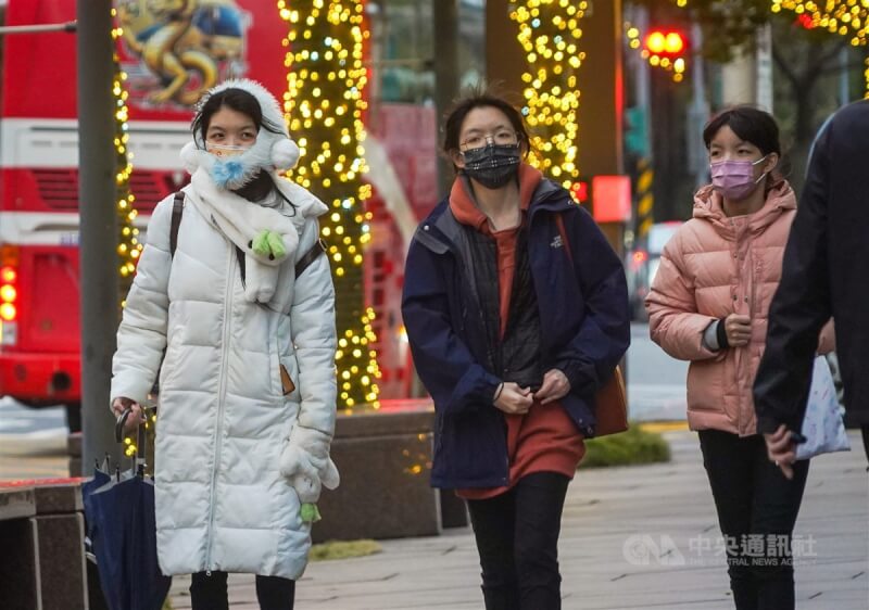 圖為台北市信義區街頭民眾，許多人穿戴圍巾、毛帽防寒。（中央社檔案照片）