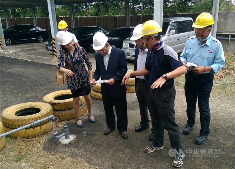 中油湖西油庫107年爆發漏油事件，圖為當時中油董座戴謙（左2）前往視察。（中央社檔案照片）