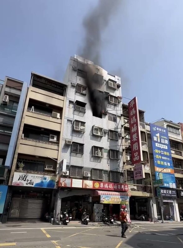 台南市消防局21日下午獲報指東區崇善路1棟7層樓公寓大樓發生火警，消防人車趕往灌救，同時疏散大樓住戶，火勢在12時31分順利撲滅。（台南市消防局提供）中央社記者張榮祥台南傳真  114年2月21日