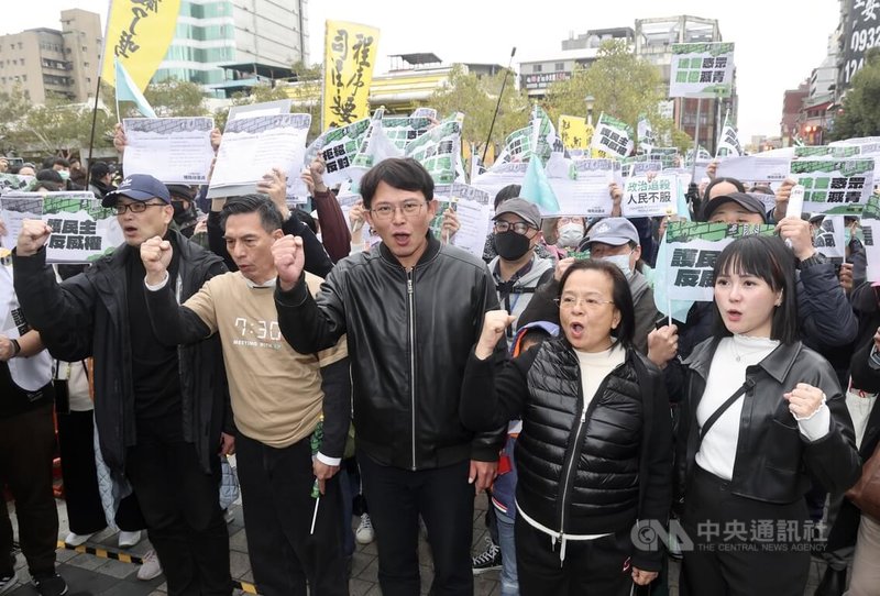 台灣民眾黨主席黃國昌（前中）22日下午在台北出席「護民主 反威權」掃除綠衛兵誓師大會，現場與支持者合影並高喊口號。中央社記者張皓安攝  114年2月22日