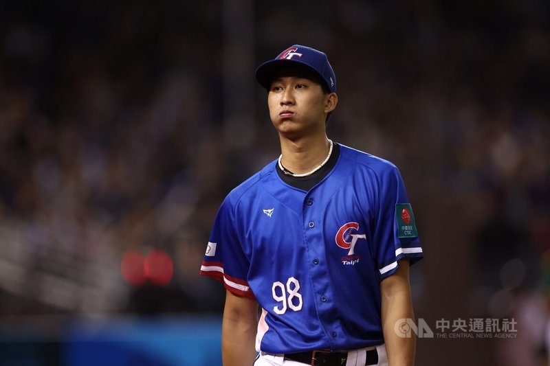 世界棒球經典賽資格賽(WBCQ)台灣隊22日在晚場賽事迎戰南非,先發投手沙子宸(圖)3局下半因傷退場,面露無奈。中央社記者王騰毅攝 114年2月22日