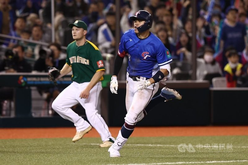 世界棒球經典賽資格賽(WBCQ)台灣隊22日在晚場賽事迎戰南非,台灣打者宋晟睿(右)靠著對手守備失誤加上快腿賣力衝刺,繳出一記場內全壘打,助隊添分。中央社記者王騰毅攝 114年2月22日