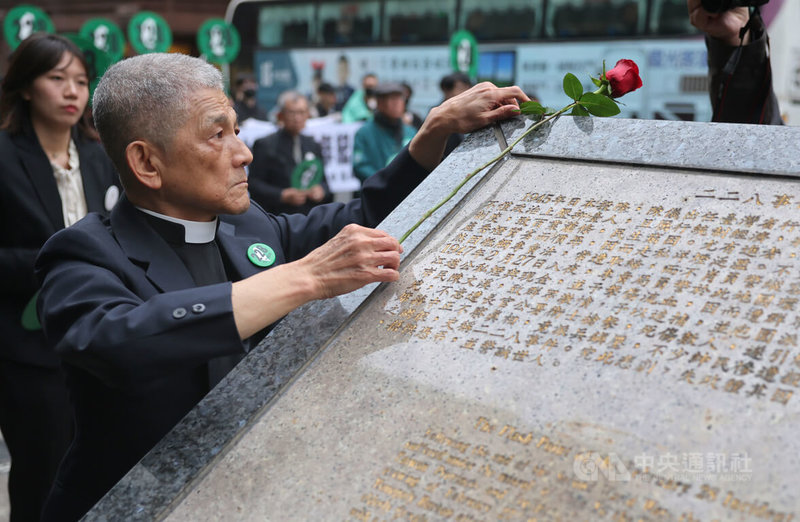 「走出黑暗，邁向光明」228事件78週年紀念行動在22日下午2時28分從台北天馬茶房出發遊行，吸引民眾響應，與會者並在228事件引爆地紀念碑獻花致意。中央社記者王飛華攝 114年2月22日