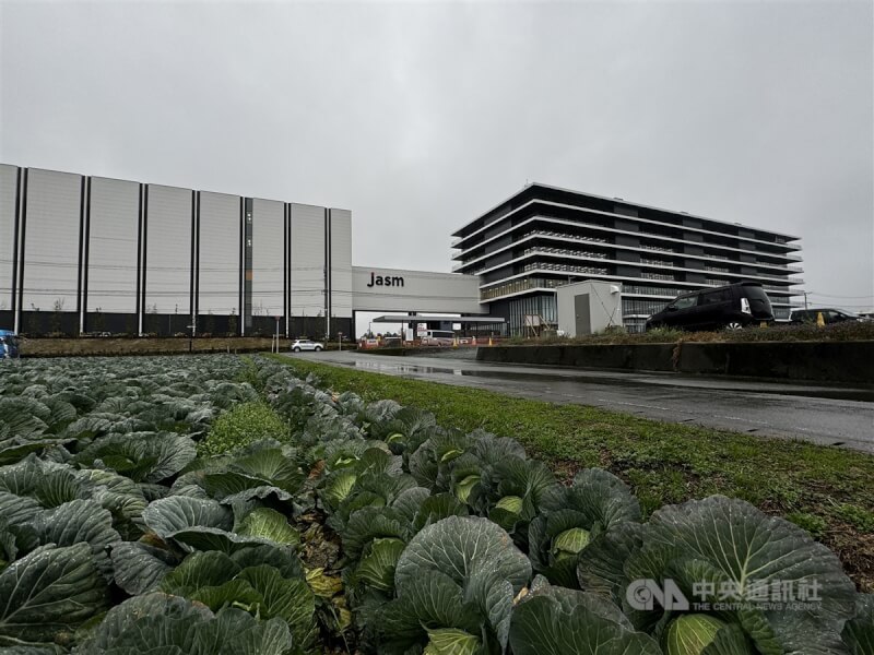 台積電熊本廠去年2月開幕，圖為廠區與附近農田。（中央社檔案照片）