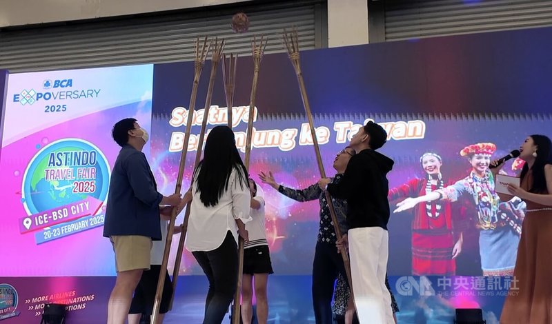 印尼Astindo旅展上,參觀民眾一起體驗台灣原住民的刺福球儀式。中央社記者李宗憲雅加達攝 114年2月22日