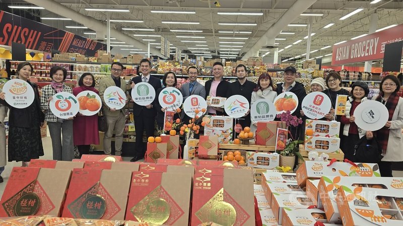 台中優質椪柑行銷活動在加拿大大型零售集團Save on Foods的PriceSmart Foods Richmond超市舉辦，台灣僑界熱烈歡迎。中央社記者程愛芬溫哥華攝  114年2月22日