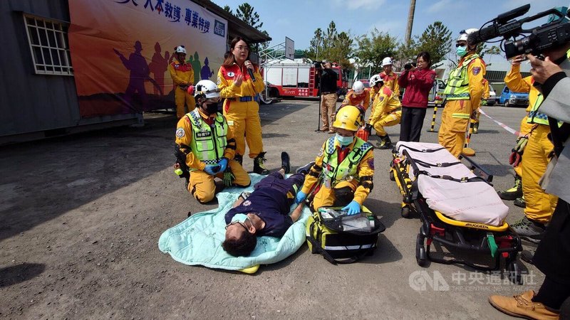 結合醫護、土木技師與消防人員的嘉義縣消防局特種搜救隊，22日舉辦救災模擬操演，展現專業國際搜救能力。中央社記者蔡智明攝  114年2月22日