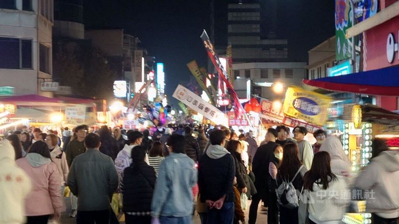 嘉義市文化路夜市春節假期吸引大量人潮（圖），市府20日開會決議節假日時將夜市車輛管制時間提前1小時，從晚上6時開始管制，試辦至4月底。中央社記者蔡智明攝 114年2月22日