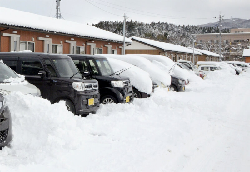 日本石川縣輪島市房屋與車輛22日被大雪覆蓋。（共同社）