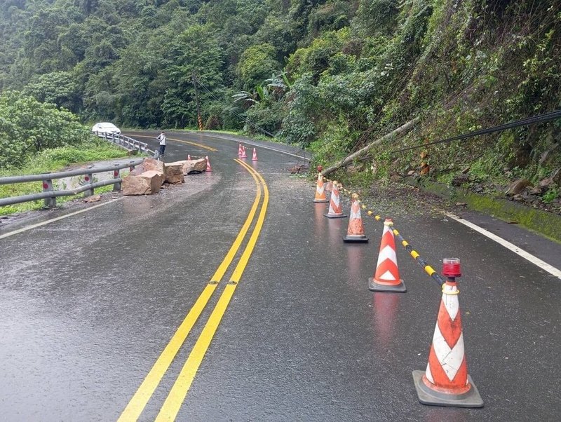 福山植物園聯外道路台7丁線6公里處23日因連日降雨造成邊坡土石鬆動，落石砸毀電桿，僅能單線通行，經搶修後已恢復雙向通行。（讀者提供）中央社記者王朝鈺傳真  114年2月23日