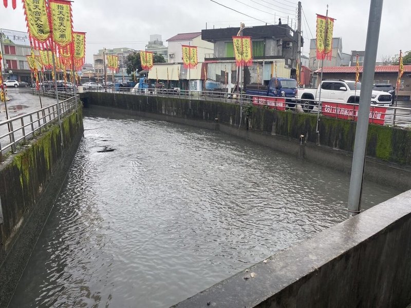 有民眾22日發現宜蘭縣打那岸圳排水道呈現紅色，環保局派員到場時，水色已恢復，經採樣檢測水質並未發現異常，將持續追蹤確認上游是否有可疑污染源頭，以及下游水體是否有異常情事。（宜蘭縣環保局提供）中央社記者王朝鈺傳真 114年2月23日