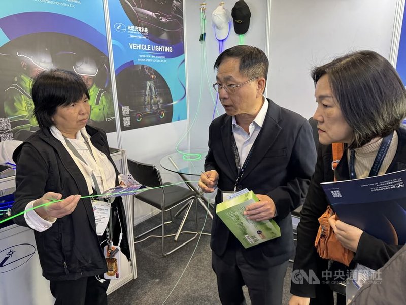 駐印度代表葛葆萱(中)率代表處經濟組組長陳郁淇(右)前往印度旗艦型大展ELECRAMA,觀看台灣業者展示的主打產品。中央社記者李晉緯新德里攝 114年2月23日