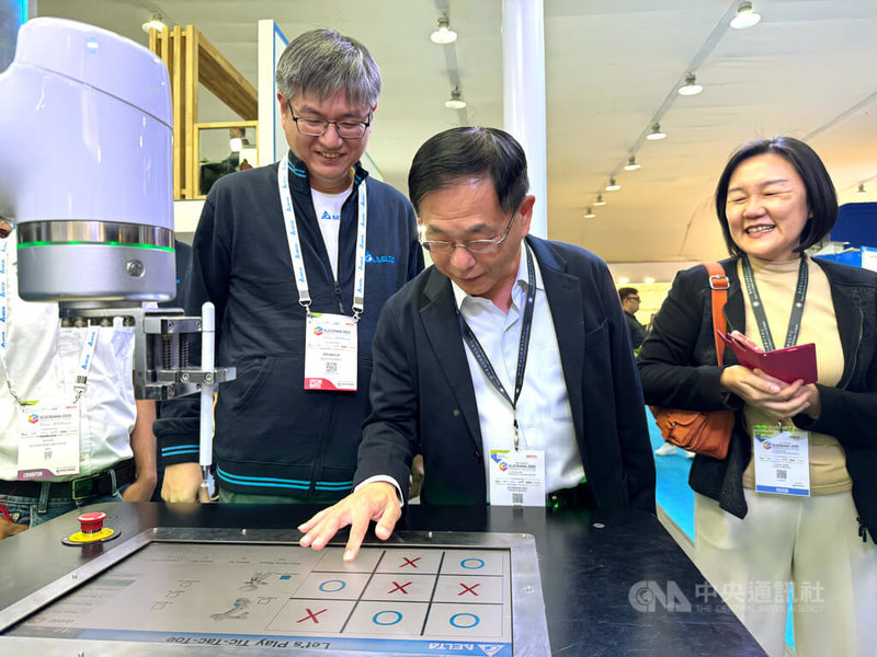 駐印度代表葛葆萱(中)參觀印度旗艦型大展ELECRAMA,在台達展區與機器人鬥智。中央社記者李晉緯新德里攝 114年2月23日