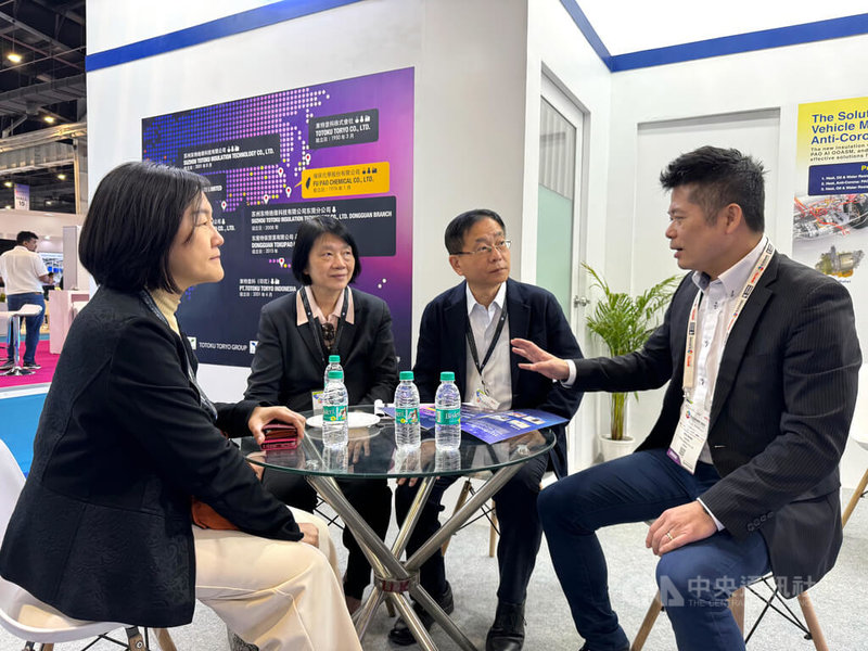 駐印度代表葛葆萱(右2)參觀印度旗艦型大展ELECRAMA,並於展場傾聽台灣業者心聲。中央社記者李晉緯新德里攝 114年2月23日