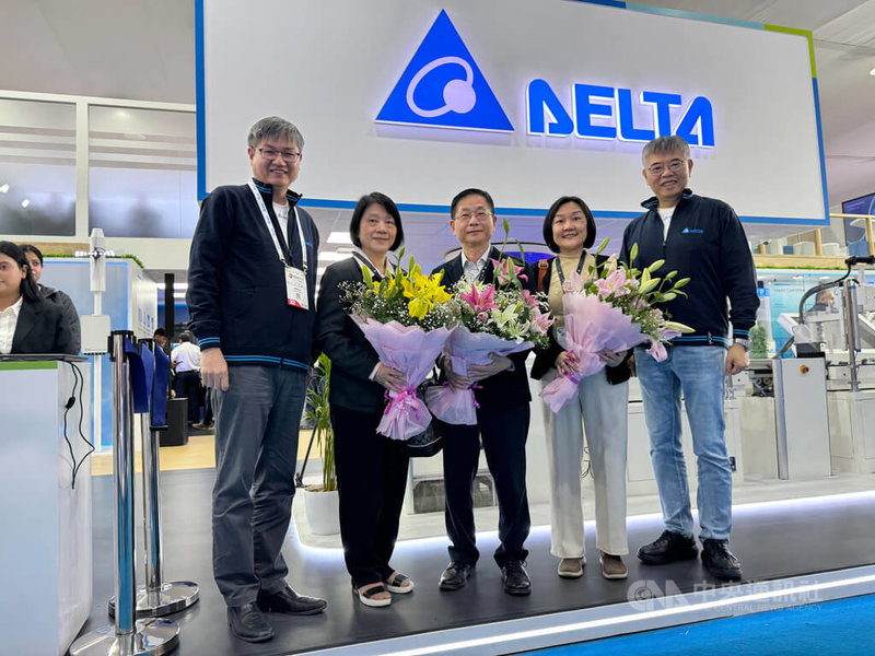 駐印度代表葛葆萱(中)率代表處經濟組組長陳郁淇(右2)前往印度旗艦型大展ELECRAMA,並參觀台達展區。中央社記者李晉緯新德里攝 114年2月23日