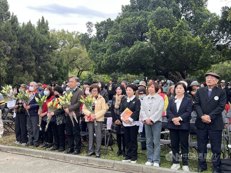 台灣基督長老教會台中中會公義行動教會23日在台中公園舉辦228追思禮拜，市長盧秀燕（前右4）、民進黨立委何欣純（前右3）、國民黨立委楊瓊瓔（前右2）等人出席。中央社記者郝雪卿攝 114年2月23日