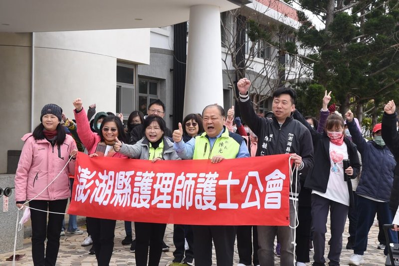 澎湖縣護理師護士公會護理師與眷屬100餘人23日響應參與「健康台灣 全國護理健走日」活動,澎湖縣長陳光復(前右2)、澎湖縣議長陳毓仁(前右1)等也到場並合影。(澎湖縣政府提供)中央社 114年2月23日