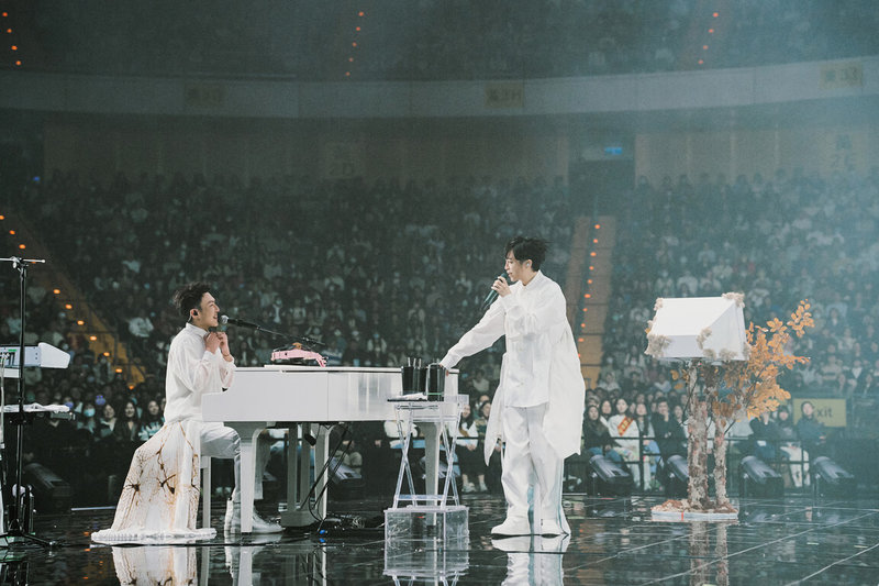 樂團蘇打綠「二十年一刻」演唱會23日邁入第2天,鋼琴、中提琴手阿龔(左)同樣為團員們準備照片回憶驚喜,主唱青峰(右)首日更感動到落淚。(緒風提供)中央社記者王心妤傳真 114年2月23日