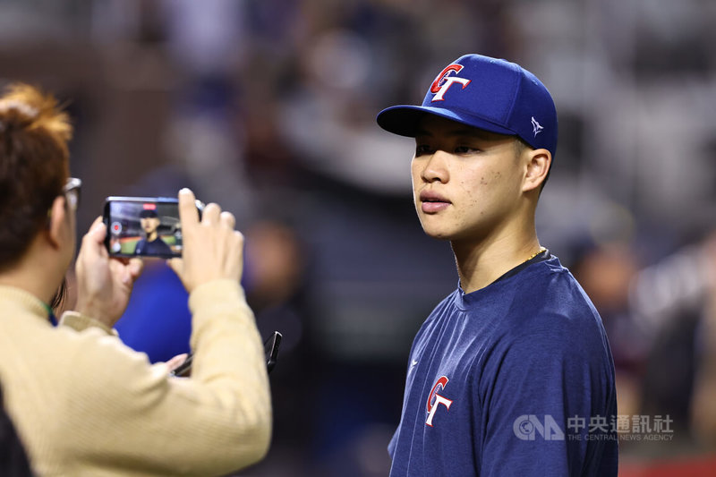 世界棒球經典賽資格賽（WBCQ）台灣隊確定要打25日比賽拚晉級門票，23日晚間與尼加拉瓜交手的賽事，會決定屆時對手為西班牙還是尼加拉瓜。圖為台灣隊賽前熱身，投手孫易磊（右）接受媒體聯訪。中央社記者翁睿坤攝 114年2月23日