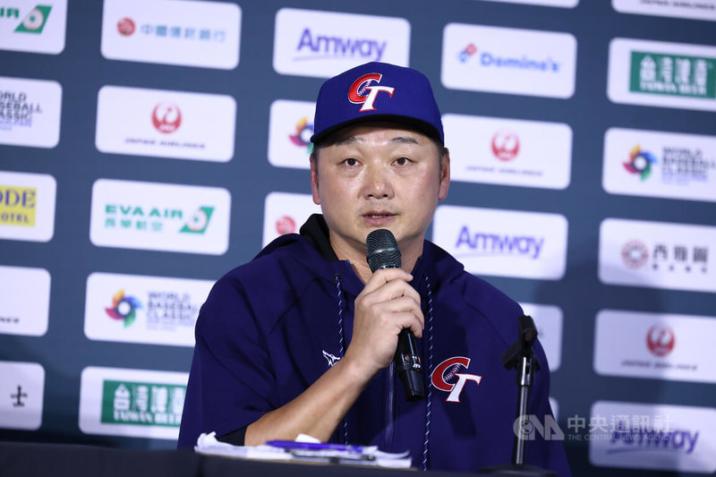 世界棒球經典賽資格賽(WBCQ)台灣隊23日對上尼加拉瓜遭到壓制,且守備出現2次失誤,最終以0比6落敗,台灣隊總教練曾豪駒(圖)在賽後記者會接受媒體聯訪。中央社記者翁睿坤攝 114年2月23日