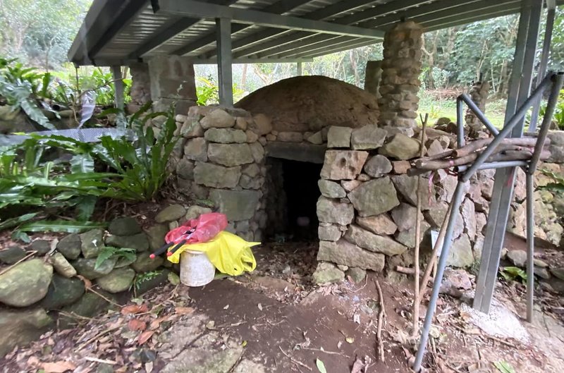 新北市淡水區滬尾休閒農業區悠閒慢活,當地保留木炭窯遺址,讓遊客感受時光流逝的歷史人文痕跡。中央社記者黃旭昇新北市攝 114年2月23日