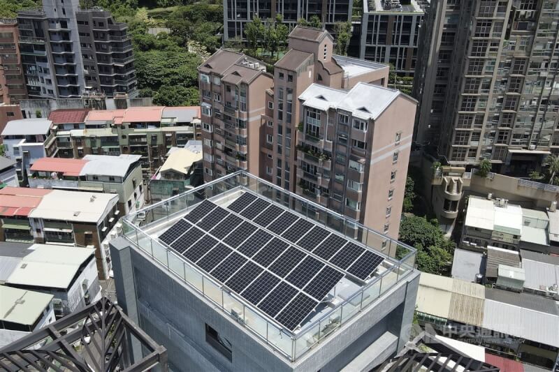 台北市北投區一棟新建案頂樓的太陽能光電設備。（中央社檔案照片）