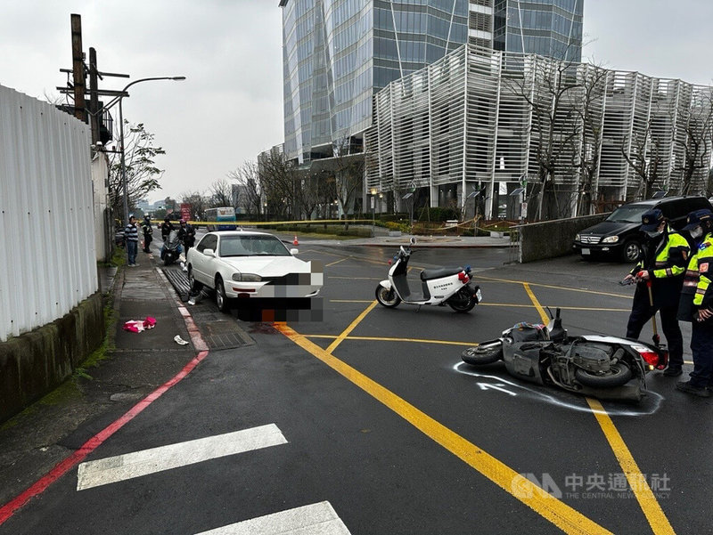 台北市內湖區24日下午發生3車碰撞車禍，黃姓男騎士沿潭美街直行，不慎與前方路口停等左轉的重機發生碰撞，雙雙摔車倒地，黃男不幸遭後方直行汽車撞傷，緊急送醫急救中。（翻攝照片）中央社記者黃麗芸傳真  114年2月24日