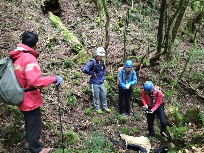 嘉義縣消防局表示，20日接獲男性登山客來電在阿里山鄉水漾森林迷失方向，搜救團隊23日於鹿屈山南投縣及嘉義縣交界附近處發現疑似走失人員物品（圖），24日終於在鹿屈山三角點尋獲走失者，幸意識清楚。（嘉義縣消防局提供）中央社記者蔡智明傳真  114年2月24日