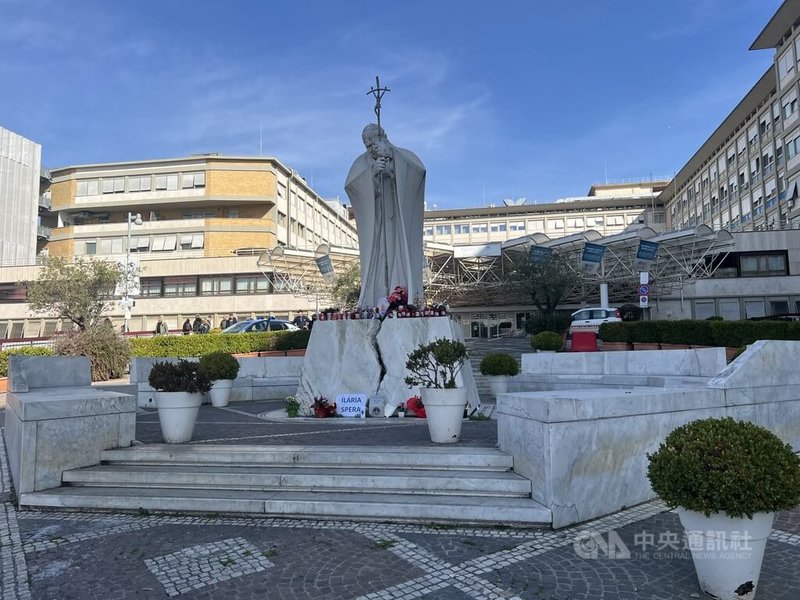 教宗方濟各在羅馬傑梅利醫院（Gemelli Hospital）治療，近日病情惡化。圖為23日許多信徒前往醫院中庭擺放鮮花蠟燭為他祈福。中央社記者黃雅詩羅馬攝  114年2月24日