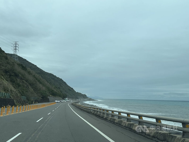 228連假將至,公路局南區養護工程分局預估返鄉及旅遊車流高峰,針對台9線、台11線易壅塞路段規劃完成交通疏導管制及配套措施。圖為台9線南迴公路。中央社記者李先鳳攝 114年2月24日