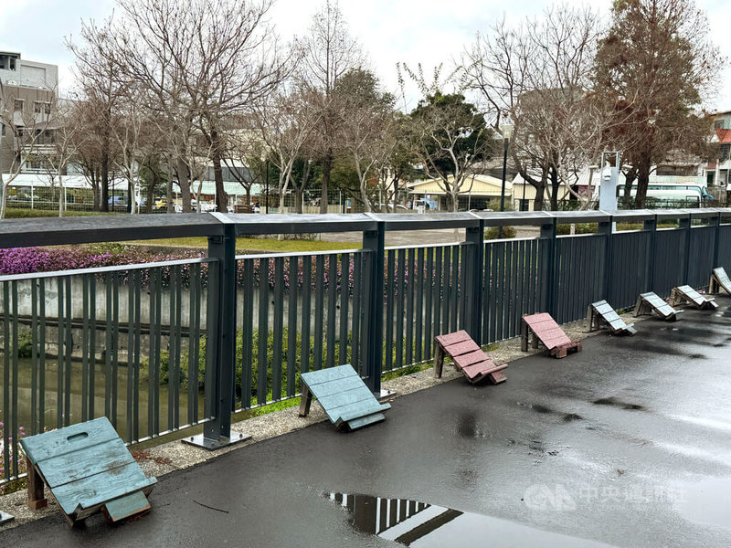 台中市豐原區葫蘆墩公園內，靠近河岸的觀景台或欄杆處排列多張木製拉筋板，建設局表示，為社區團體自行設置，考量地方民情及使用需求，將勸導移至適當地點。中央社記者趙麗妍攝  114年2月24日